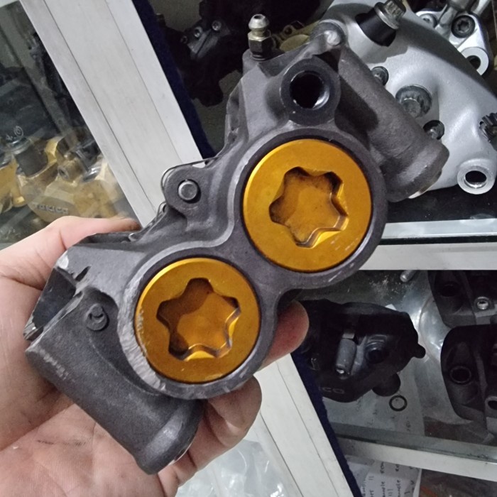 {BEKAS} kaliper depan Sumitomo Yamaha YZF R6 Fazer 600 4 piston kiri kanan - kanan Murah