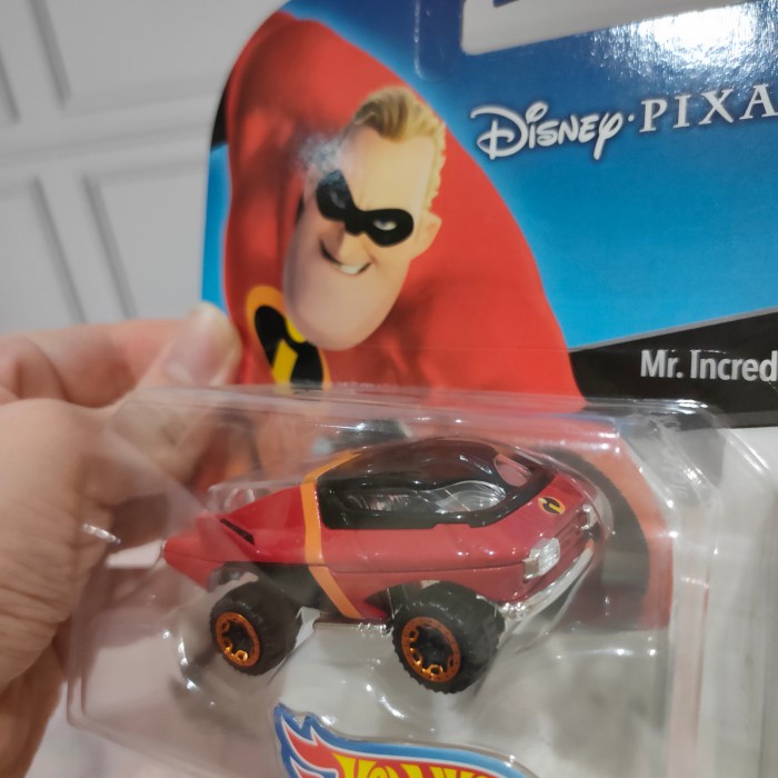 hot wheels character cars mr. incredible