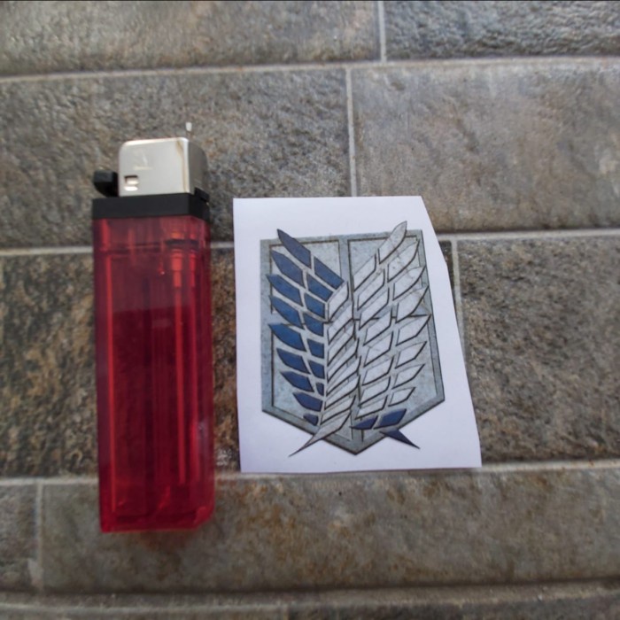 

Terlaris - Stiker Vinyl Logo Tim Pengintai Attack On Titan Print Cut Warna Sticke