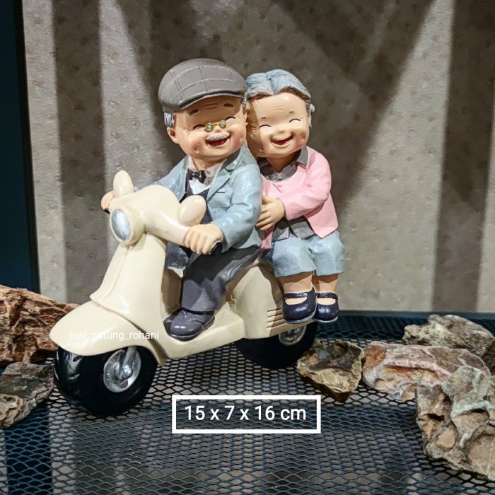 Patung Kakek Nenek Vespa