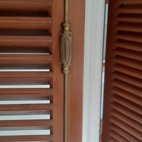 Grendel Pengunci Pintu Jendela Rumah Motif Espanyolet Antik Kuningan