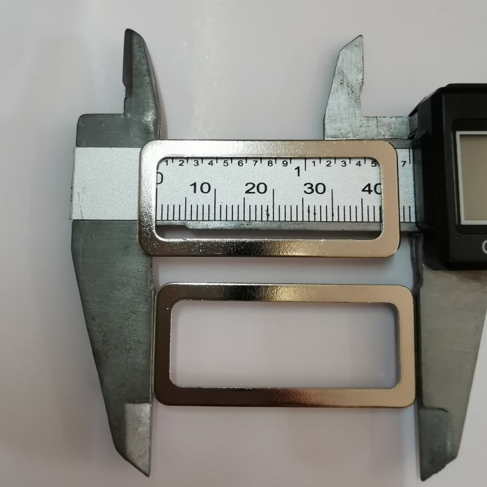 

ring kotak gepeng / pipih ukuran 3,8cm nikel