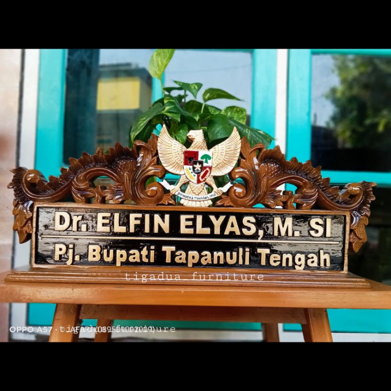 

papan nama meja kerja kantor full ukir papan nama custom logo |tigaduafurniture