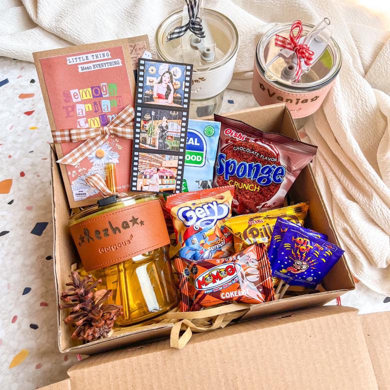 

TERBARU HAMPERS GIFTSET / GIFT BOX / HADIAH ULANG TAHUN / HADIAH GRADUATION / HADIAH JADUL VINTAGE