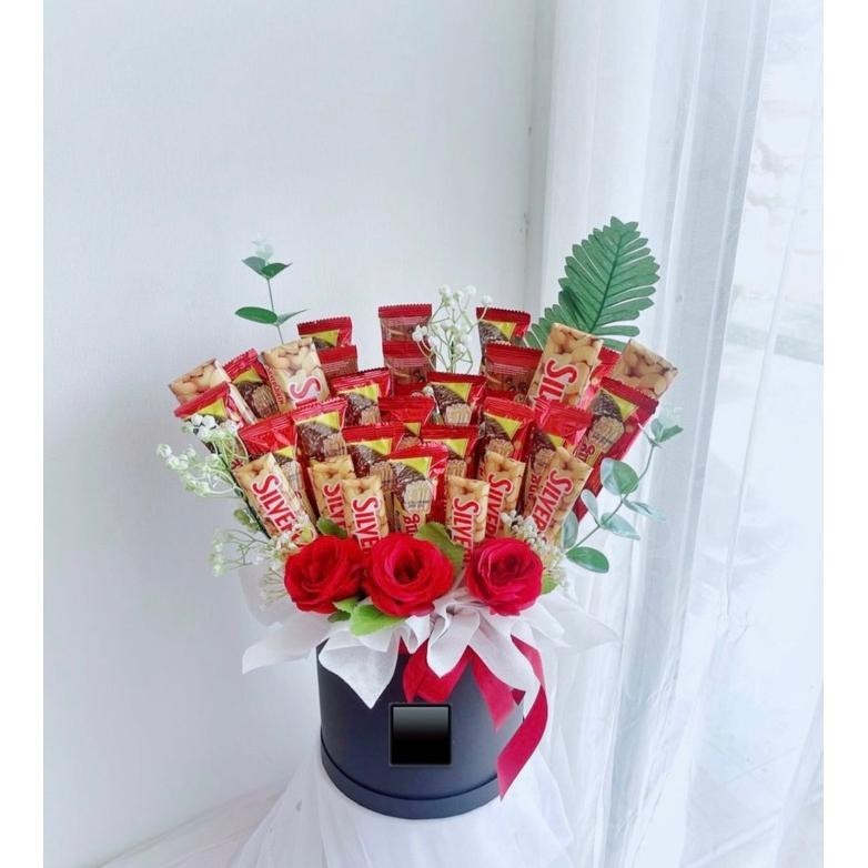 

PROMO MURAH Bloom Box Cokelat Bunga Silverqueen & Bengbeng Cokelat