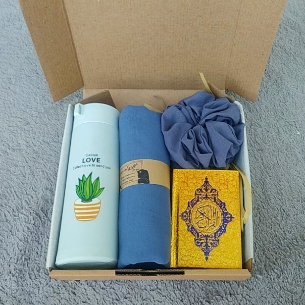 

Ready Hampers islami isi Al-Qur'an kecil dan kerudung untuk ulang tahun