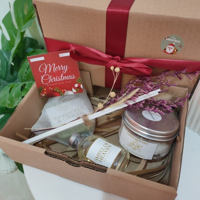 

Ready HAMPERS CHRISTMAS BEAUTY & RELAX (2) SOUVENIR GIFT BOX HAMPERS MURAH