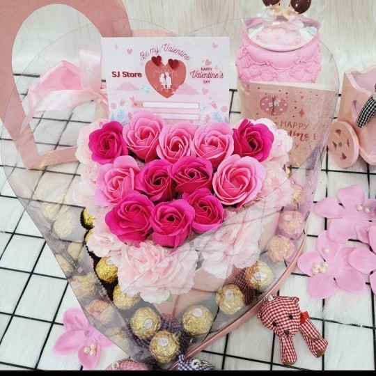 

Paket Box Hampers Bunga Valentine Anniversary Ulang Tahun Wisuda 77