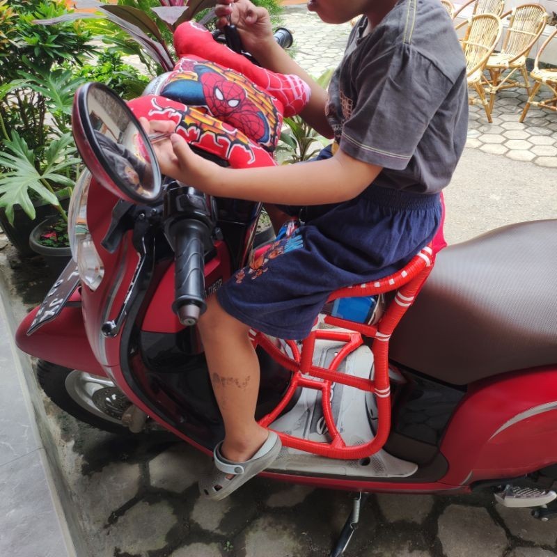 Kursi Boncengan Anak Motor Matic Dilengkapi Sabuk Pengaman / Kursi Rotan Untuk Motor Matic