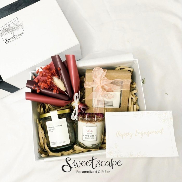 

Gift Box Package 93-Paket Hampers 93-Happy Engagement