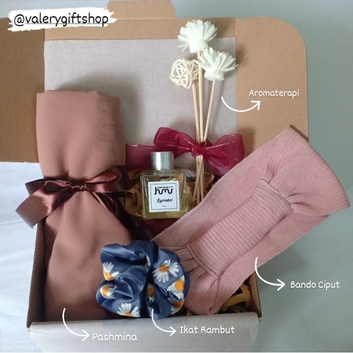 

Hampers Kado Hadiah Pashmina Hijab Pacar Cewek Ultah Anniv Lebaran