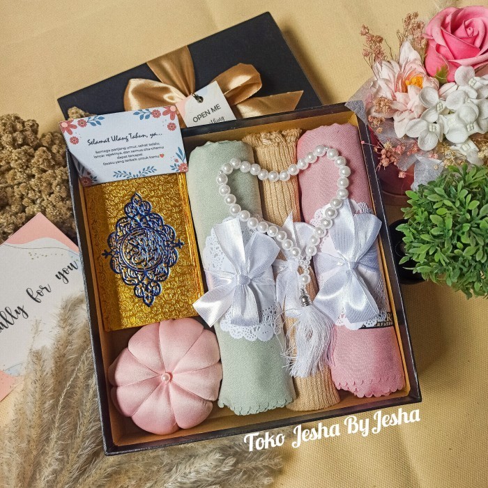 

Hampers Hijab Gift Box Hadiah Ultah Pacar Kado Cewek Ulang Tahun Istri