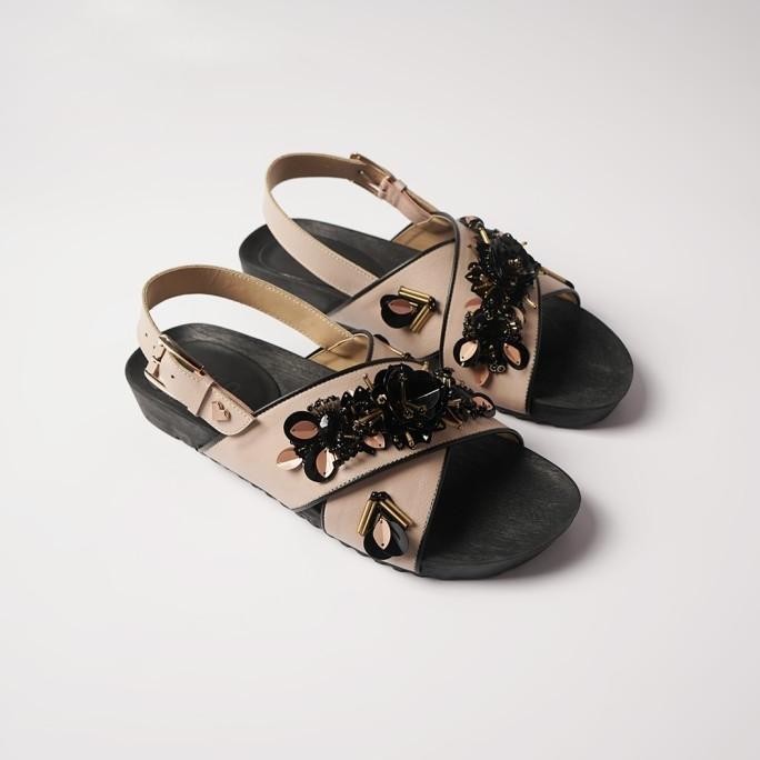 Pvra Sandal Wanita Cavvami Nude Black Signature