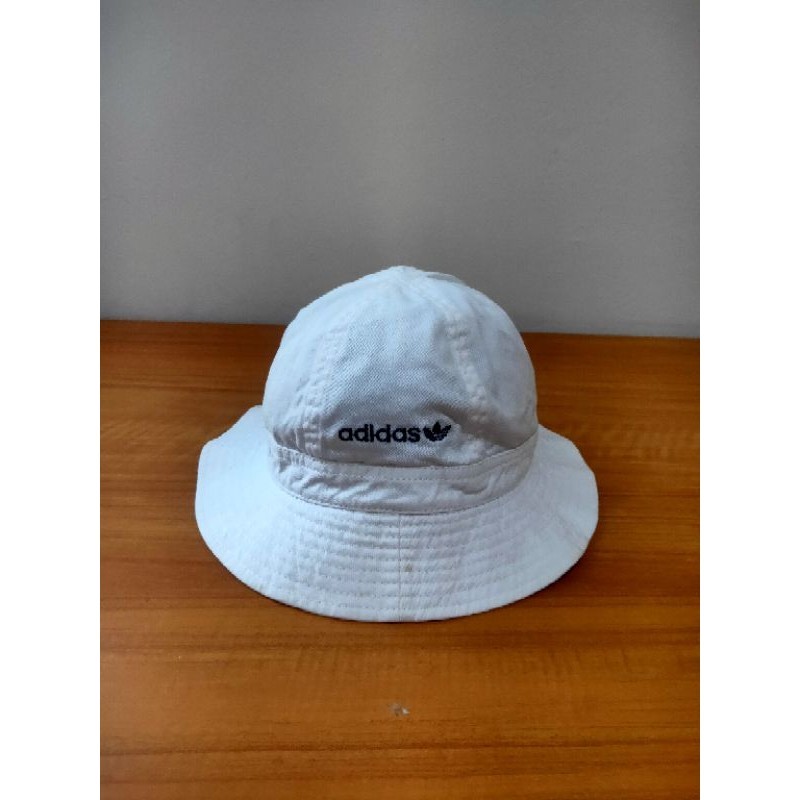 topi bucket Adidas