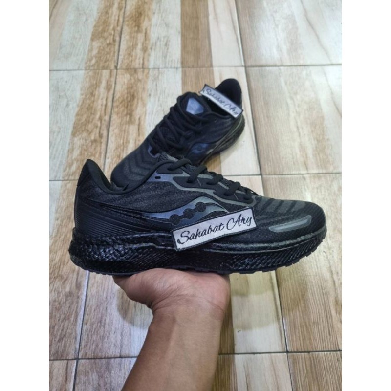 Sepatu Saucony Triumph 19 Black
