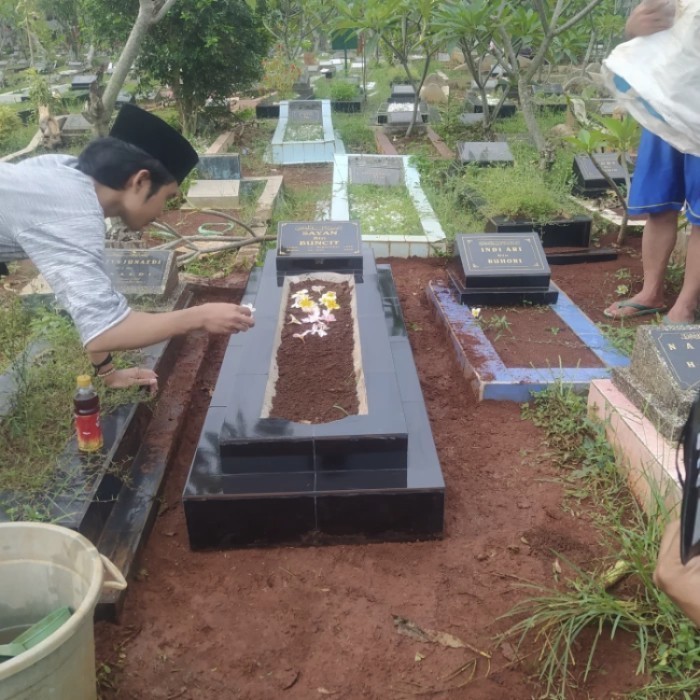 Kijing Makam Keramik Hitam