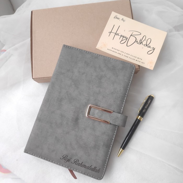 

Paket Kado Hampers Notebook Agenda Custom Nama dan Pena Custom Premium