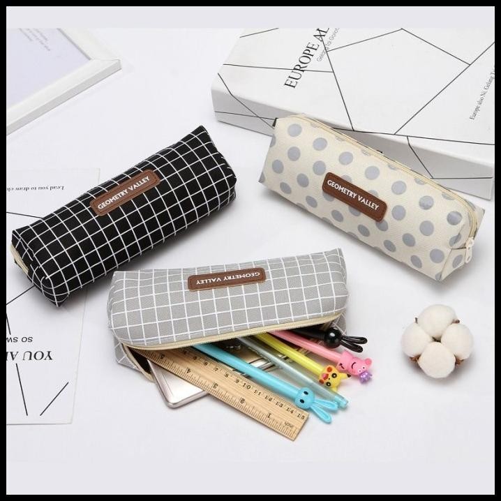 

TERBARU TEMPAT PENSIL TEPAK GEOMETRY VALLEY KOTAK POLKADOT HITAM KREM GREY ABU !!