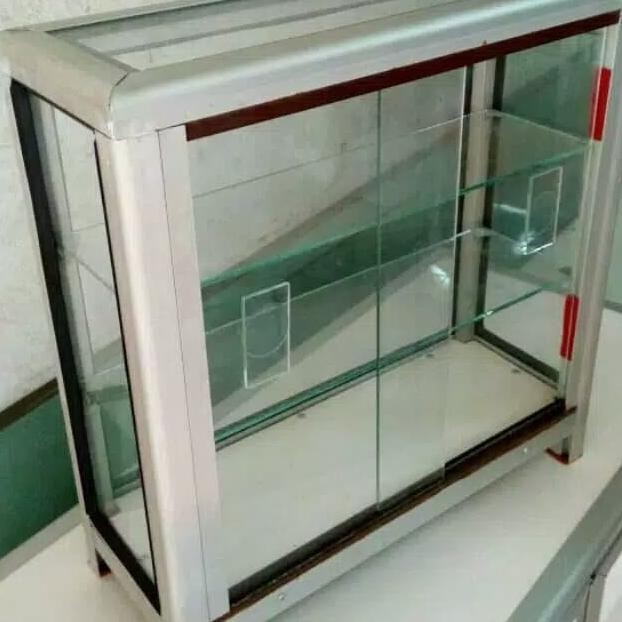 Etalase kaca ukuran kecil imut