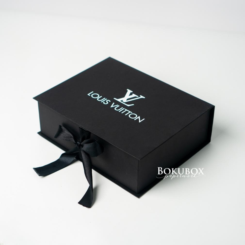 

Beli 2 Murah Hardbox Kancing Pita [25X20X8] Kotak Kado / Birthday Box / Gift Box / Kotak Kado / Box Ultah