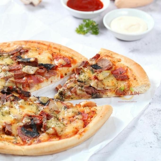 

Premium Frozen Pizza Mamain Isi Sosis, Smoked Beef