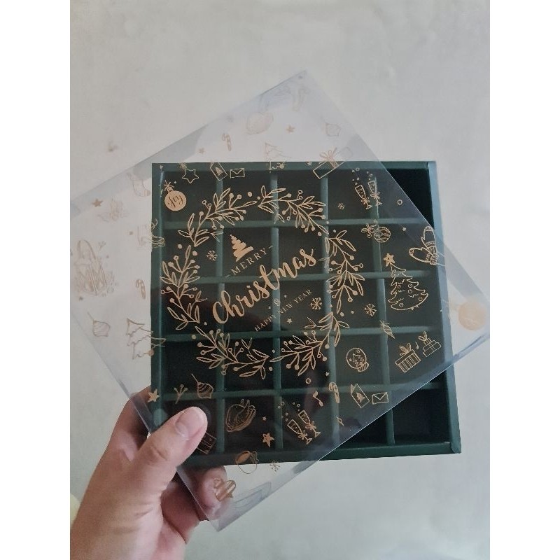 

5 pcs dus box nastar mika motif natal II putih sekat 30 size 3.5 cm