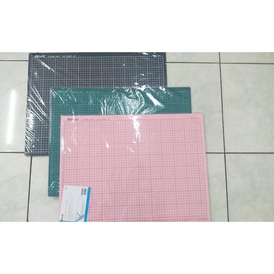 

Cutting Mat Ukuran A2, Made In Taiwan, -Trio 9Z202 (Pink, Hitam, Hijau)