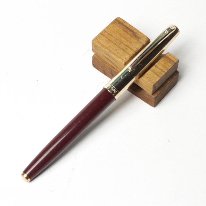 

Ready (1970s) Wingsung 712 Burgundy GT Fountain Pen
