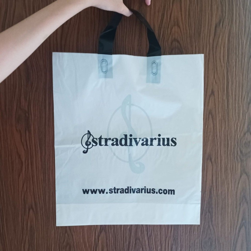 

Kantong Belanja Plastik Stradivarius Ukuran M Sedang Medium