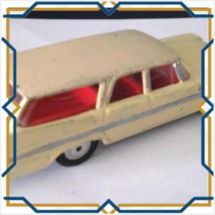 

[HER] VINTAGE CORGI 219 -- PLYMOUTH SPORTS SUBURBAN - CREAM & FAWN