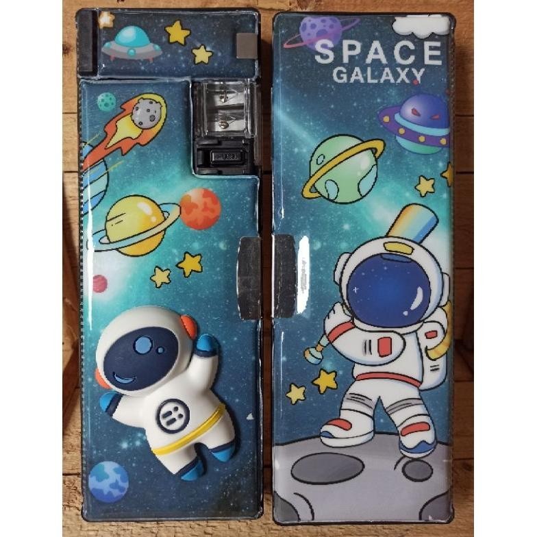 

By05 Tempat Pensil Magnit 2 Pintu + Orotan 551-2 Astronot/ Uk 23,5X8,3Cm Beli Lokal