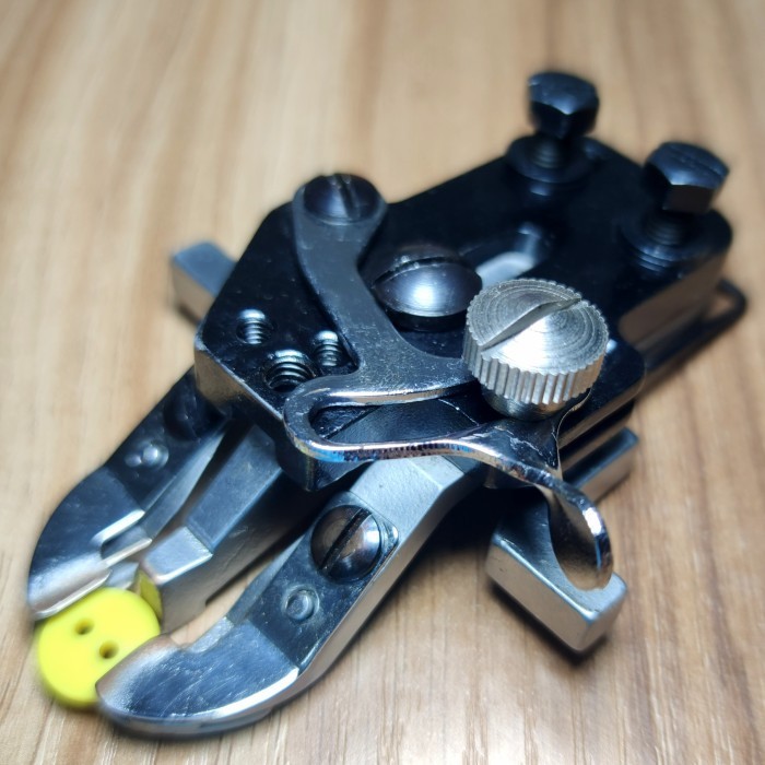 Sepatu Mesin Jahit Pasang Kancing/Pasang Kancing Juki Lk-1903