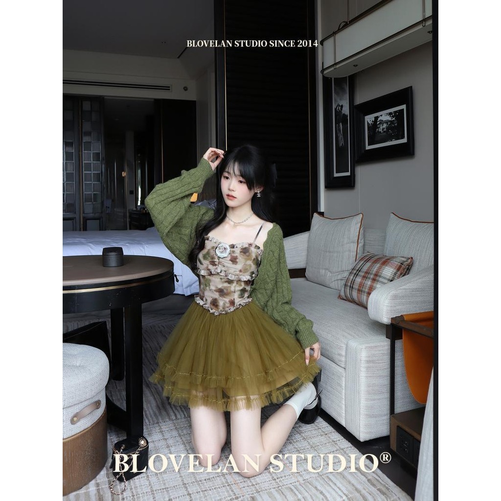 <Crunchy brulee> dress Setelan kardigan pendek lengan panjang rajutan hijau dengan rok tutu bermotif