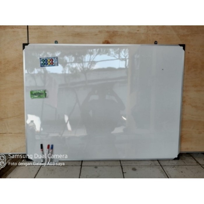 

Whiteboard magnet 100 x 110 cm anti gores mudah dihapus komplit