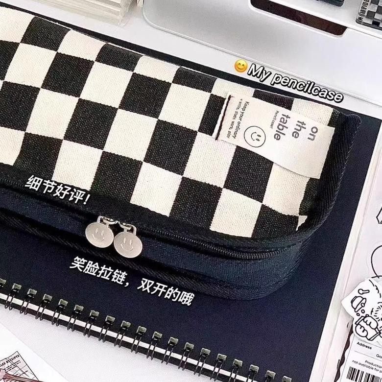 

ukd-23 KOTAK PENSIL SLETING KOREA / PREMIUM AESTHETIC PENCIL CASE LARGE CAPACITY / STATIONERY ORGANIZER / CHESS SMILE PENCIL CASE / TEMPAT ALAT TULIS GEOMETRI JEPANG KAPASITAS BESAR / KOTAK PENSIL SERBAGUNA UNTUK SEKOLAH KANTOR KULIAH / PLAID PENCIL CASE