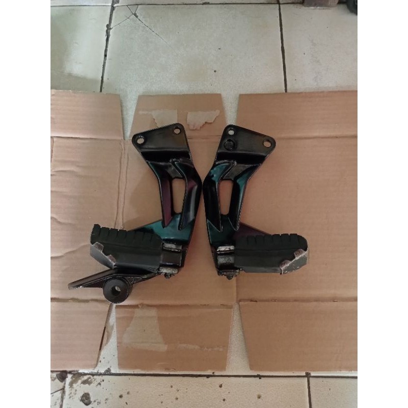 kedudukan foot step belakang sepasang komplit original motor Yamaha Jupiter z JUPITER Z Jupiter z bu