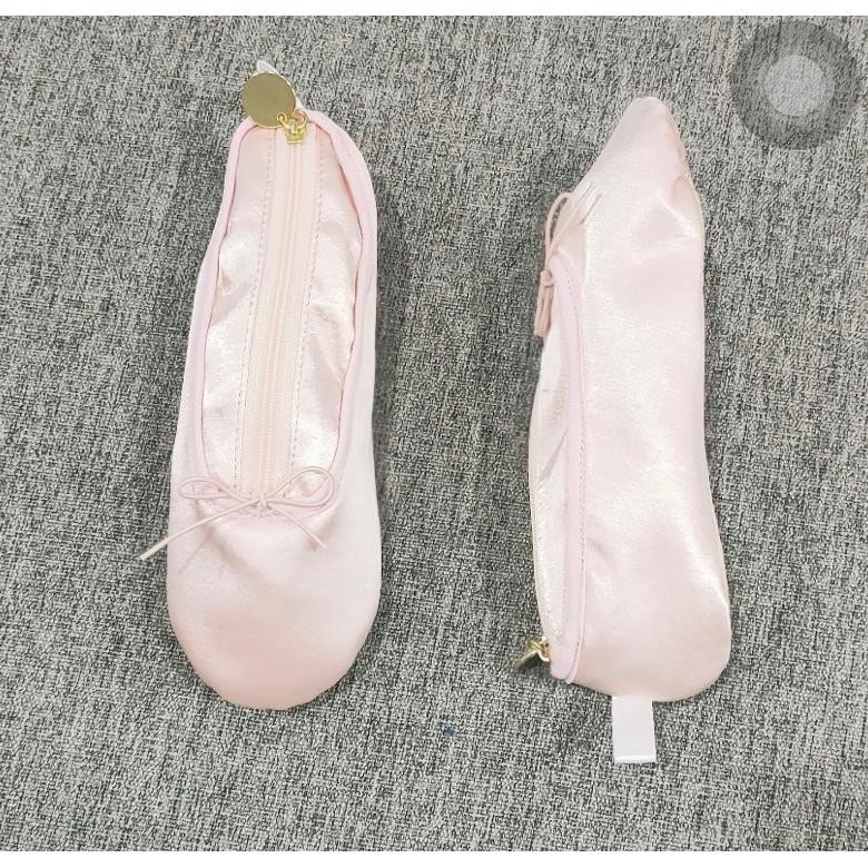 

PROMO READY STOCK (NO BRAND) TERBARU REPLIKA PETIT TROUVER Ballet shoes Pencil case / make up bag /Ballerina Satin Ballet Pointe Shoe Pencil Case / Ballet pencil case / barang unik / barang estetik / aesthetic TW39