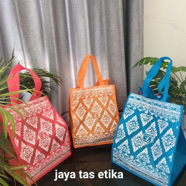 

Stok Baru (1 lusin =12 psc) tas hajatan dus 22x22 DAF