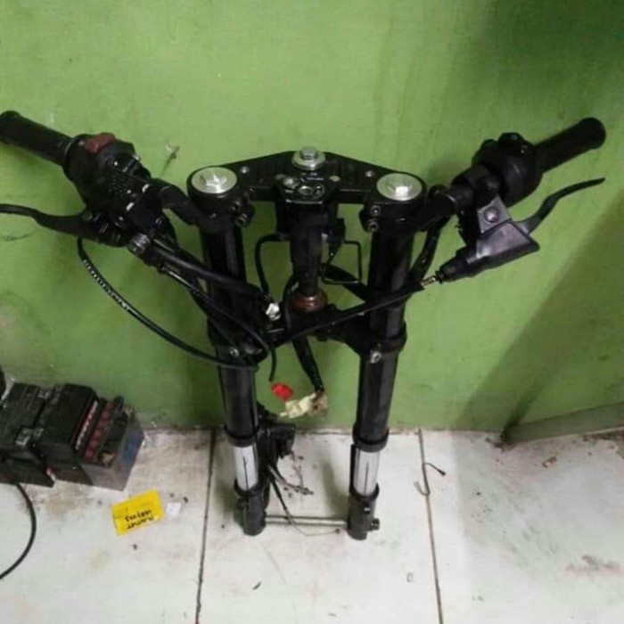 {Bekas} usd upsidedown yamaha r15 v3 copotan Limited