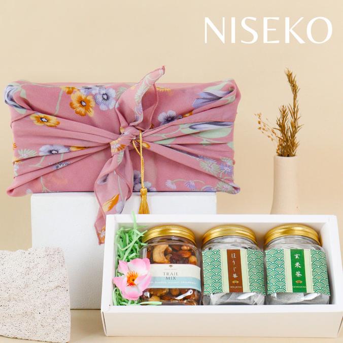 

Japanese Tea + Wasabi nuts set [NISEKO] / Lebaran Ramadan Eid Hamper