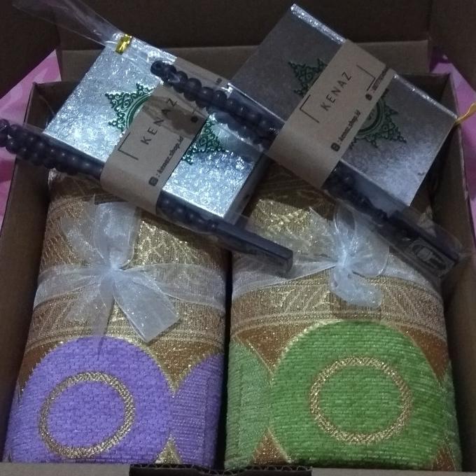 

Paket Kado Pernikahan Hampers Sajadah Al-Qur'an