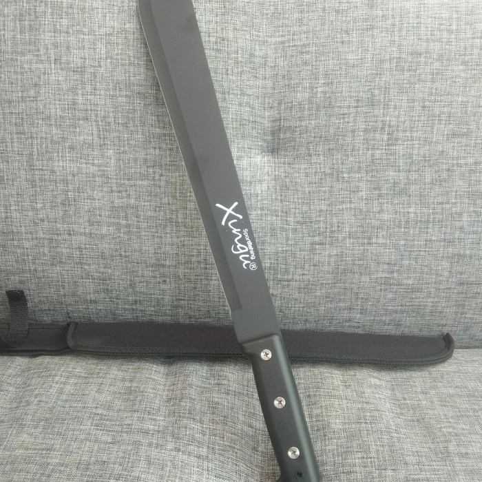 Pisau Besar Terabas Hutan Berburu Xungu