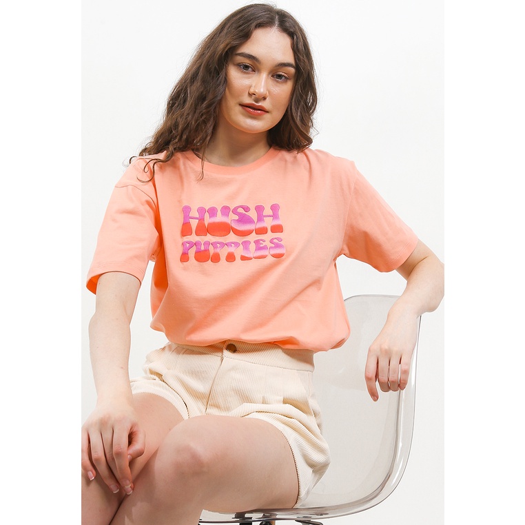 Kaos Hush Puppies Original Wanita Pakaian casual dengan detail logo typography yang iconic Undangan 