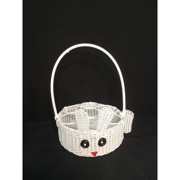 Keranjang kelinci. Produk unik kerajinan rotan sintetis