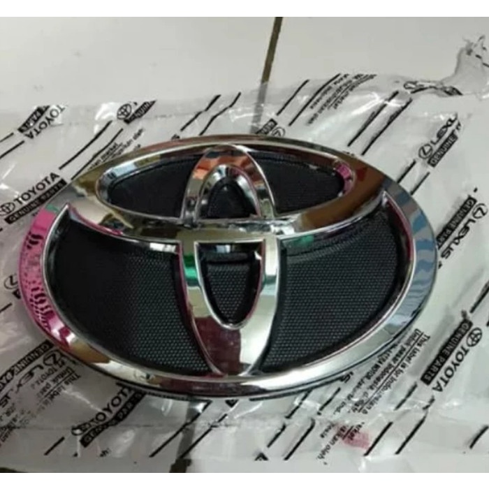 emblem logo gril mobil innova reborn original toyota garansi sparepart