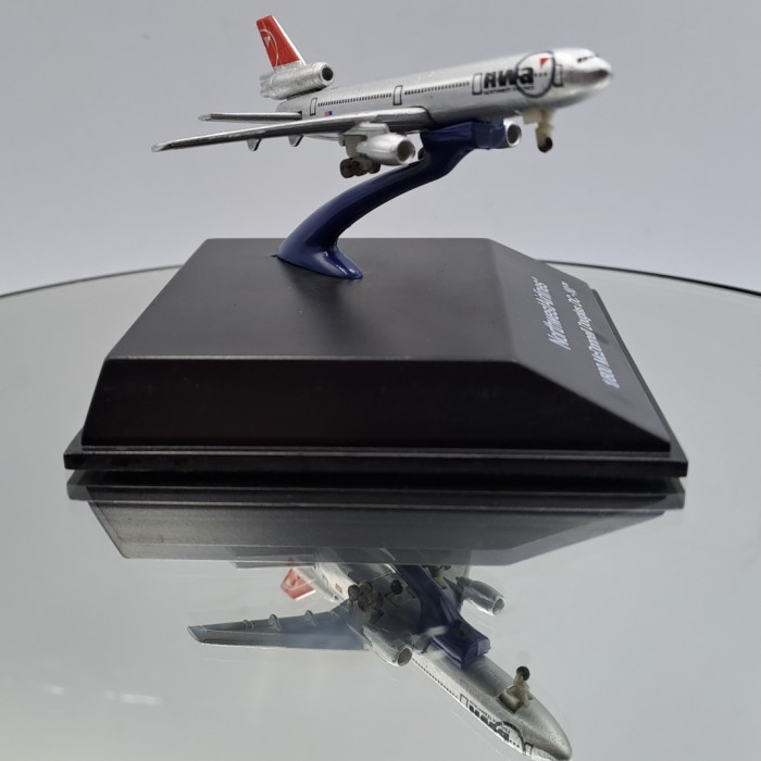 MUST HAVE DIECAST SCALA1:800 MCDONNEL DOUGLAS DC-10 NORTHWESTAIRLINES TERLARIS