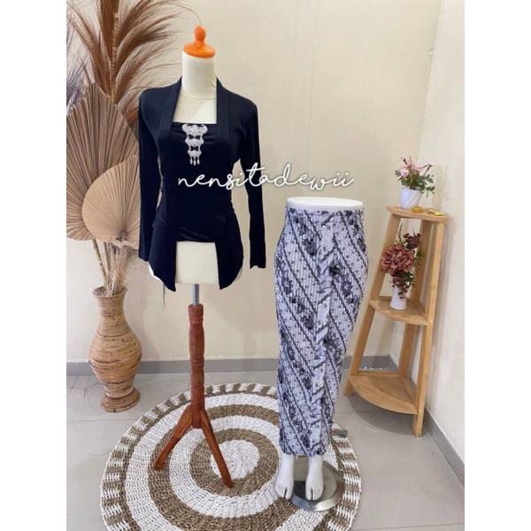 (1 Set, Hitam) Kebaya Kutubaru + Rok Plisket / Motif Lereng Putih