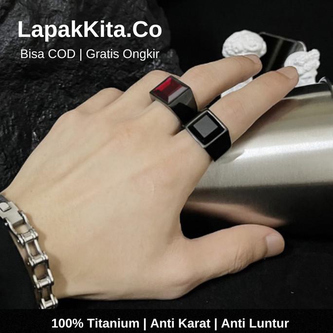 Cincin Pria Titanium Model Batu Kotak ANTI KARAT Warna Hitam Merah