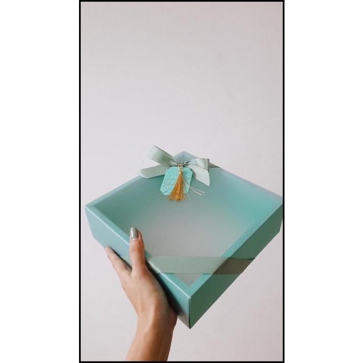 

GRATIS ONGKIR 22X22X8 CM BOX HAMPERS MINT LEBARAN MIKA BURAM FREE PITA !!!!!