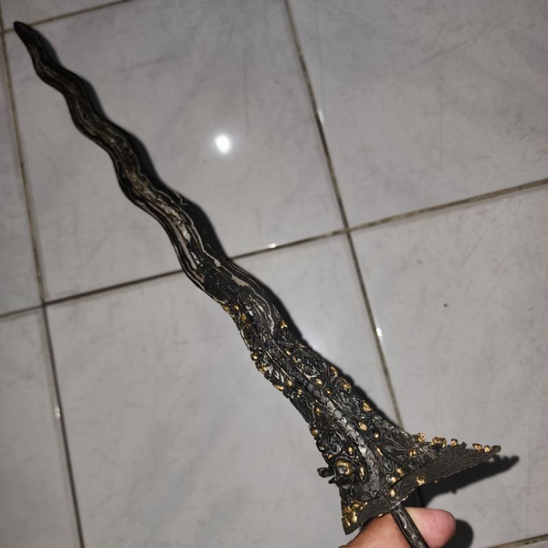 Keris naga sasra kinatah tretes warna emas